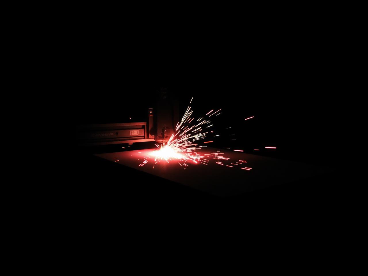 Laserskärare i mörker
